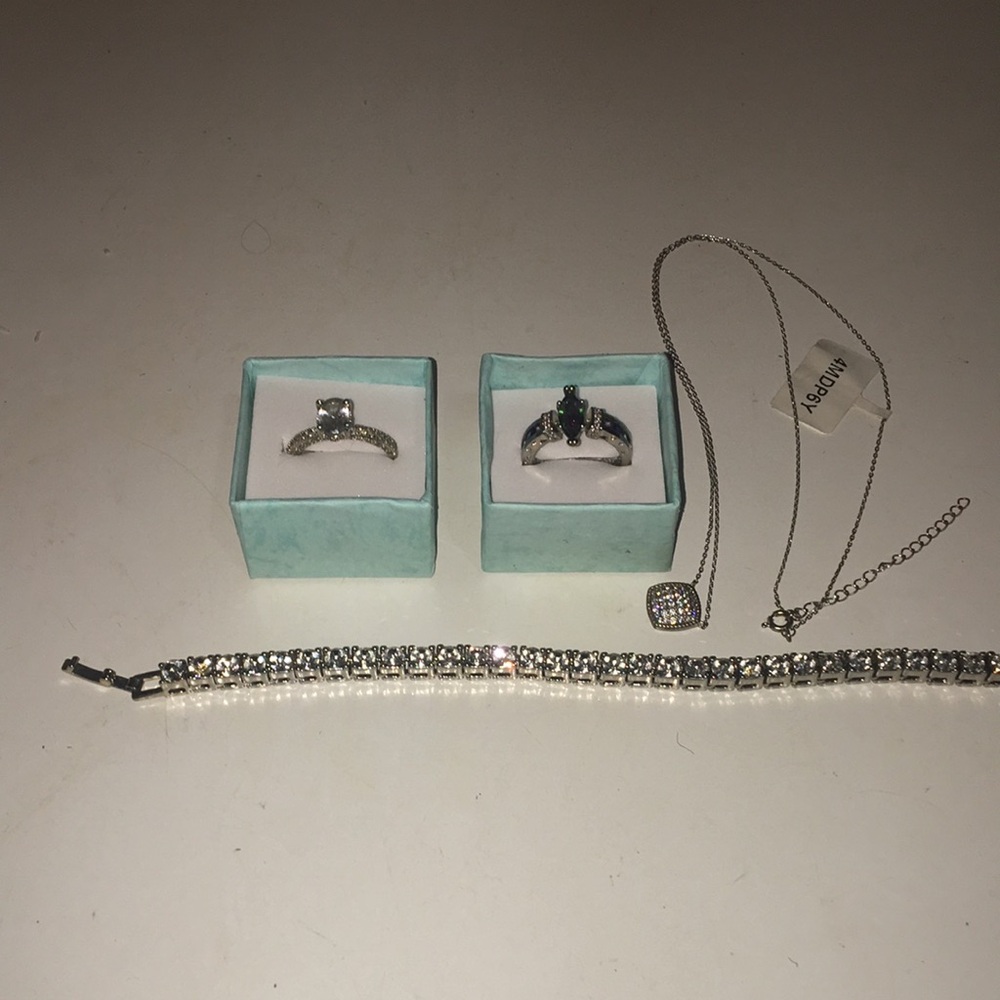 Elegant Silver Jewelry Set with Rings and Necklace
